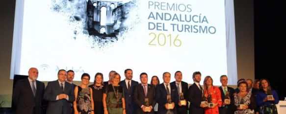 Foto de familia de los premiados con representantes de la Junta de Andalucía y el Ayuntamiento. // CharryTV