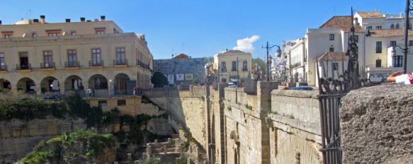 El equipo de gobierno estudia posibles cortes de tráfico en el Puente Nuevo, La intención es reducir el tránsito por el principal monumento de la ciudad, que soporta el paso de 11.000 vehículos diarios
, 28 Sep 2016 - 19:29