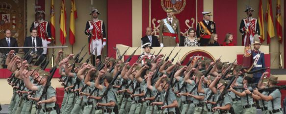 Legionarios del Tercio de Ronda efectuando su paso por la tribuna de autoridades. // Jordi Sedeño