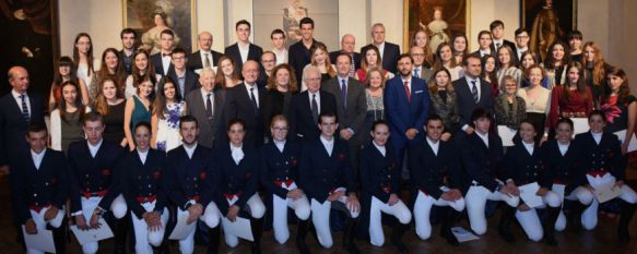 Foto de familia de los premiados. // CharryTV