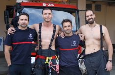 Unos veinticinco bomberos, entre ellos una chica, están participando altruistamente en la confección del calendario. // Maribel Chito