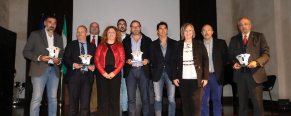 Foto de familia de todos los premiados en la Gala del Turismo. // CharryTV