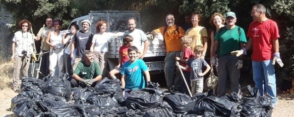 Veinticinco voluntarios han participado en las tareas de limpieza.  // Rafael Flores