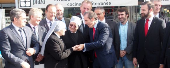 Una furgoneta cargada de solidaridad para las Hermanitas de los Pobres de Ronda, Catorce colegios profesionales de la provincia se unen y adquieren un nuevo vehículo para la congregación, 12 Dec 2016 - 19:55