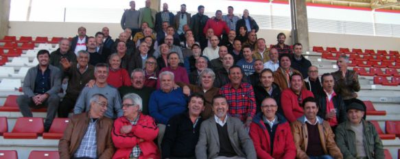 Los asistentes, posando en las gradas de la Ciudad Deportiva // Antonio Molina