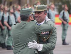 Julio Salom y Ramón Armada, fundidos en un abrazo tras el relevo en el cargo. // CharryTV