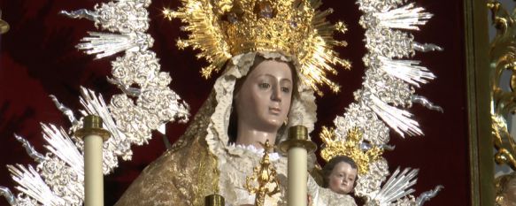 La Hermandad de la Virgen de la Paz ultima los preparativos para los cultos a su Titular, La Patrona, que se encuentra en La Merced desde el sábado, ha estrenado un vestido donado por una hermana de la junta, 12 Jan 2017 - 18:34