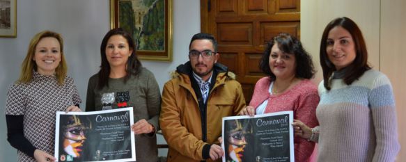 Miembros de la Asociación Cultural Carnavalesca junto a la delegada de Fiestas, Mª José Sánchez. // CharryTV