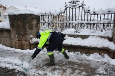 Para permitir el paso de peatones también se han realizado tareas de limpieza de nieve. // CharryTV