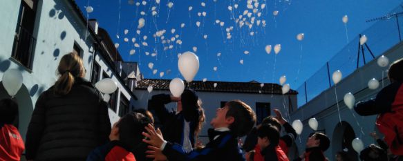 Los globos llevaban mensajes de paz, escritos previamente por los alumnos. // CharryTV