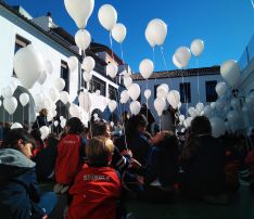 Todos los alumnos han participado en el acto del Día de la Paz y la No Violencia. // CharryTV