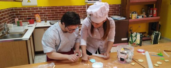 Adrián Corbacho y Mª Carmen Zamudio durante la elaboración de las galletas. // CharryTV