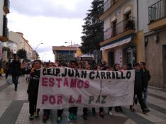 Los alumnos han portado pancartas y carteles durante la marcha.  // CharryTV