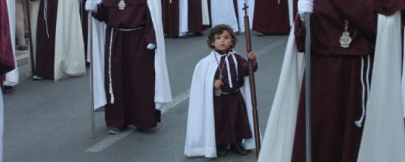 Una joven hermana del Ecce-Homo, durante la estación penitencial del Jueves Santo de 2014 // CharryTV