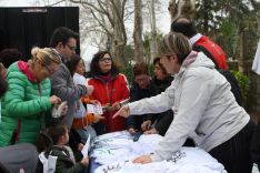 Los voluntarios de AYUCA han vendido algunos artículos para recaudar fondos. // CharryTV