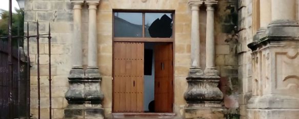 Imagen de la puerta por la que han accedido al interior de la iglesia // CharryTV