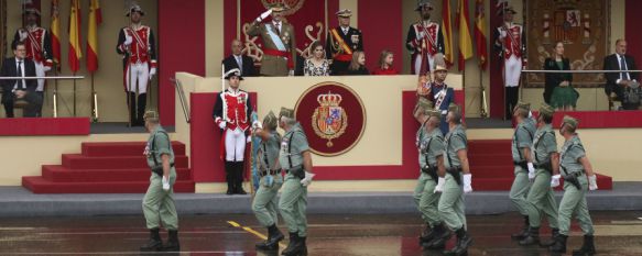 Mandos del 4º Tercio, saludando al Rey Felipe VI durante el desfile del día de la Fiesta Nacional en Madrid // J. Sedeño 