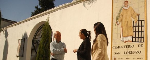 Rafael Flores, María de la Paz Fernández y María del Carmen Martínez, en su visita de hoy al Cementerio de San Lorenzo. // Pedro Chito