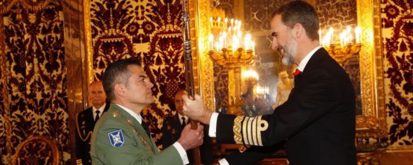 El coronel Armada recibe de manos de Felipe VI la nueva Real Alabarda del 4º Tercio, El acto ha tenido lugar este mediodía en Madrid con la presencia, entre otros mandos, del jefe de la BRILEG, Juan Jesús Martín Cabrero , 16 Feb 2017 - 14:37