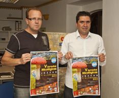 Juan Manuel Gutiérrez y David Fernández presentan el cartel de las V Jornadas Micológicas de Júzcar. // Pedro Chito