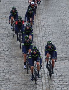 Alejandro Valverde, con las mangas rojas, escoltado por sus compañeros de equipo  // CharryTV