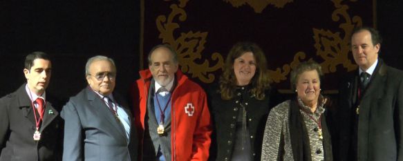 La alcaldesa, Teresa Valdenebro, junto a los premiados. // CharryTV