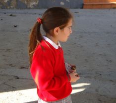Una alumna del Colegio Fernando de los Ríos, degustando castañas.  // CharryTV