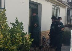 Los miembros de los cuerpos de seguridad han necesitado mascarillas para acceder a la casa // CharryTV