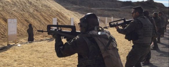 Un grupo de legionarios de la Xª Bandera, practicando en el campo de tiro // CharryTV