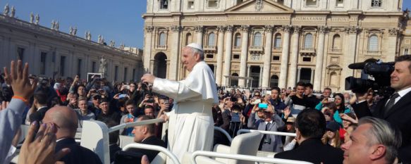 Alumnos del IES Martín Rivero y el Colegio Juan de la Rosa reciben la bendición del Papa Francisco, Un total de 75 jóvenes y sus profesores han culminado el viaje de estudios a Italia con un emotivo acto en el Vaticano, 05 Apr 2017 - 13:59