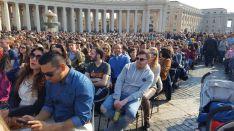 Los rondeños entre el público que ha asistido al acto con el Pontífice. // CharryTV