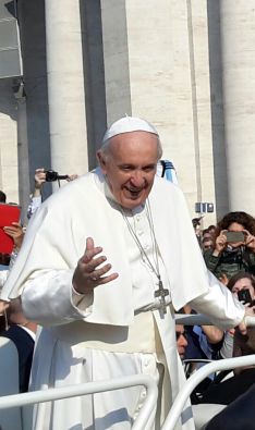 El Papa Francisco saludando a las miles de personas que se han concentrado en la audiencia Papal // CharryTV