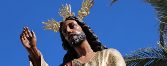 Cientos de personas se han congregado a las puertas del templo para ver a La Pollinica. // CharryTV