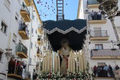 Los petalos para la Virgen del Rosario han vuelto a estar presentes en la salida. // CharryTV