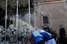 Los costaleros ultimando los elementos del paso para la salida. // CharryTV