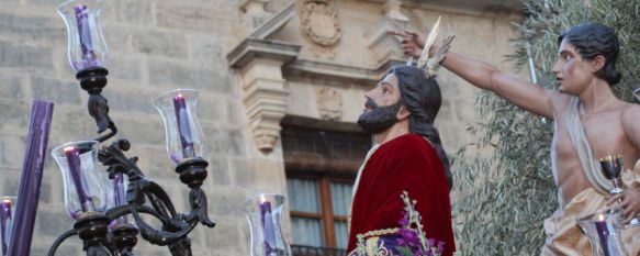 La salida del Huerto es una de las más complicadas de la Semana Santa rondeña. // CharryTV