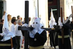 Penitentes portando la cruz. // CharryTV