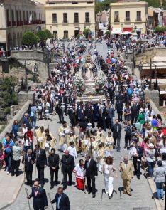 Cientos de personas acompañaron a la Virgen de la Paz. // CharryTV