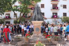 En el monumento de la Virgen del Rocío se ha rezado una salve. // CharryTV