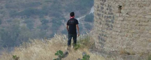 Imagen de un joven en la zona de chumberas de Blas Infante, tras saltar el muro de protección // Juan Manuel Vega