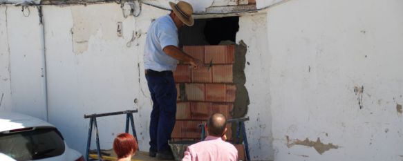 Desalojan una vivienda abandonada y cierran su entrada en la barriada de Padre Jesús, Desde el Consistorio y la Policía Local esperan actuar los antes posible en otro caso similar en la calle Infantes , 21 Jul 2017 - 19:39