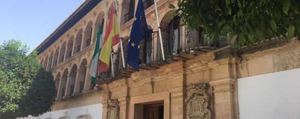 Las banderas del Ayuntamiento ondean a media asta. // CharryTV