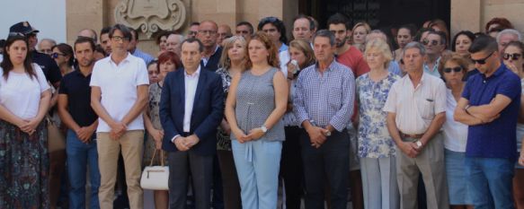 Los alcaldes de Vélez de Benaudalla y Ronda, representantes de la Fundación Vicente Ferrer y otras autoridades han acompañado a las familias de los fallecidos // CharryTV