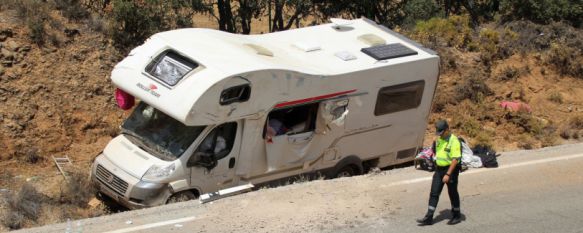 Aparatoso accidente de una autocaravana sin heridos graves en la carretera de Campillos  , En el vehículo viajaba un matrimonio de origen británico con sus tres hijos, uno de ellos un bebé de solo un mes , 07 Aug 2017 - 17:01