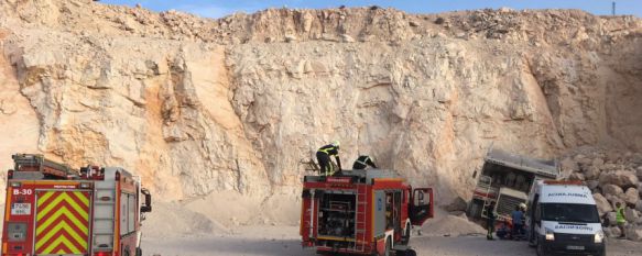 Herido un camionero tras caer por un talud de más de 10 metros cuando cargaba piedras, Se trata de un varón de 35 años que se encuentra en la UCI, consciente y con pronóstico reservado, tras ser excarcelado por los bomberos, 08 Aug 2017 - 13:30