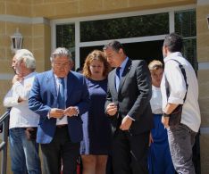 El ministro del Interior, Juan Ignacio Zoido, acompañado por la alcaldesa de Ronda, Teresa Valdenebro y el delegado del Gobierno en Andalucía, Antonio Sanz  // CharryTV