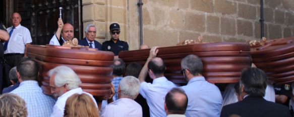 Los féretros de Vicente, Nieves y Pepa han sido bendecidos con agua bendita a su entrada en Santa María // CharryTV