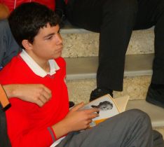Un alumno, ojeando un libro de poesías de Miguel Hernández. // CharryTV