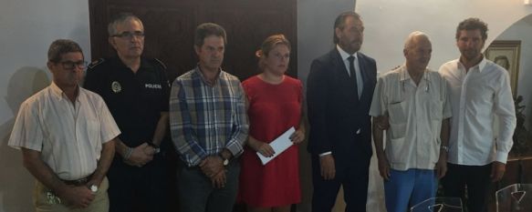 Familiares de Vicente Pérez, Nieves López y Pepa Morán junto a la alcaldesa de Ronda y representantes de la Fundación Unicaja y la Fundación Vicente Ferrer // CharryTV
