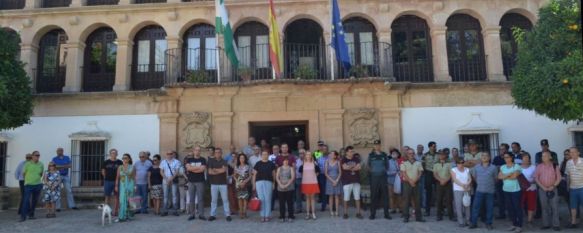 Silencio y banderas a media asta por las víctimas de los atentados en Barcelona, Miembros de la corporación municipal y ciudadanos se han concentrado a las puertas del Ayuntamiento por los 14 fallecidos y el centenar de heridos, 18 Aug 2017 - 13:19